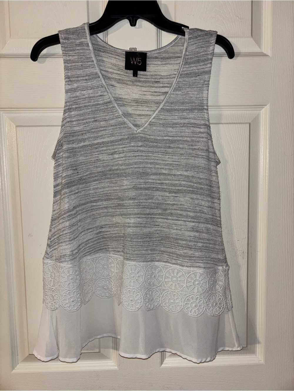 W5 Gray & White V-Neck Lace-Trim Tank